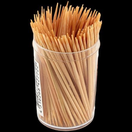 أعواد خشبية: أعواد لتنظيف الأسنان (Toothpicks).